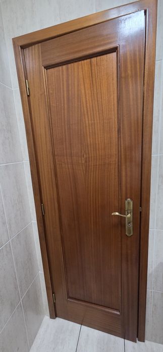Porta interior em madeira, em excelente estado.