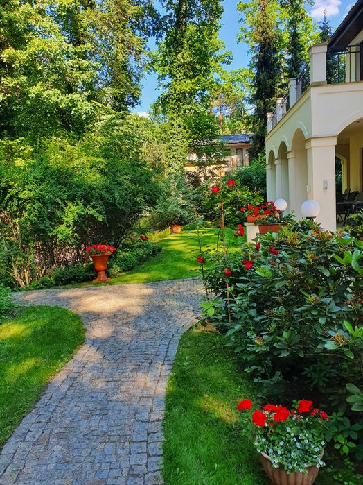 Prace ogrodowe, przygotowanie ogrodu do wiosny, odsniezanie.