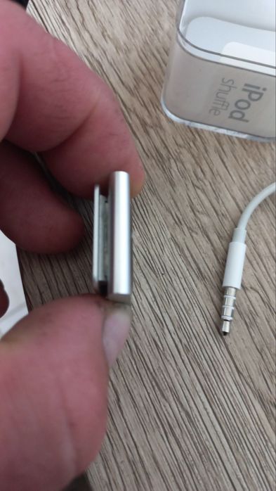 Apple iPod Shuffle 4th Generation Silver (2GB)A1373