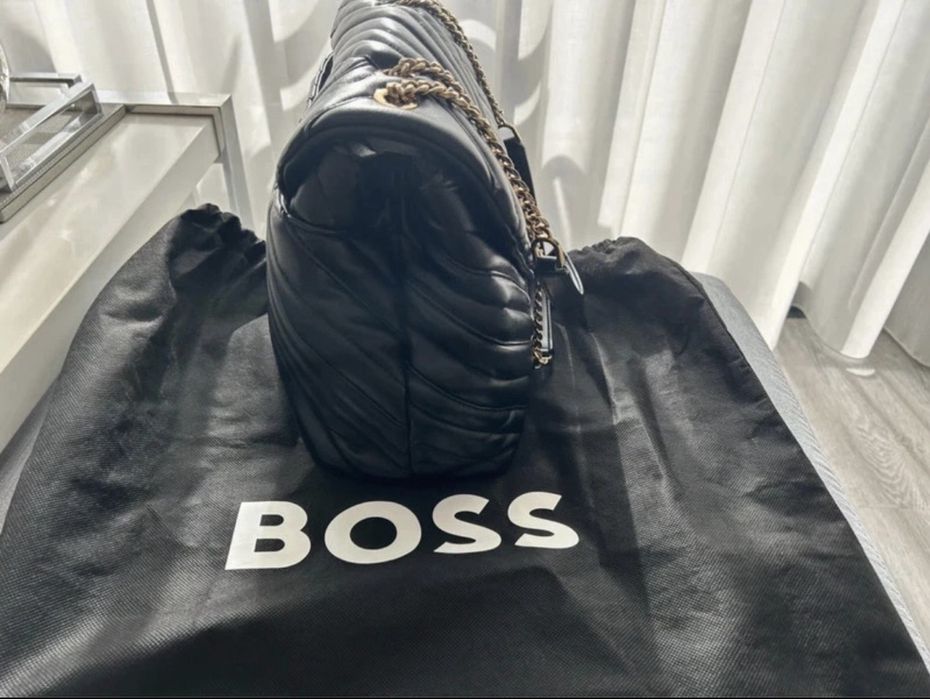 Mala Hugo Boss preta em pele, modelo recente, em estado impecável