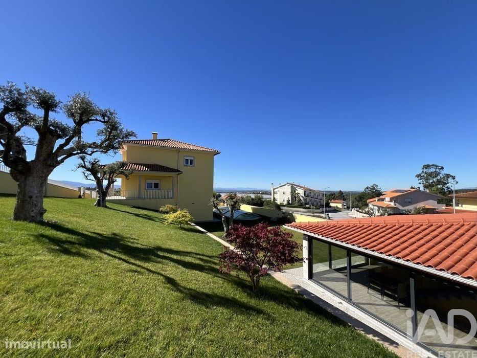 Moradia isolada T5 em Mangualde, Mesquitela e Cunha Alta de 205 m2