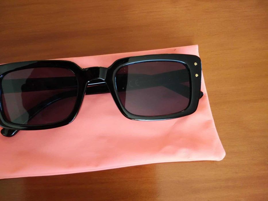 Par de óculos pretos