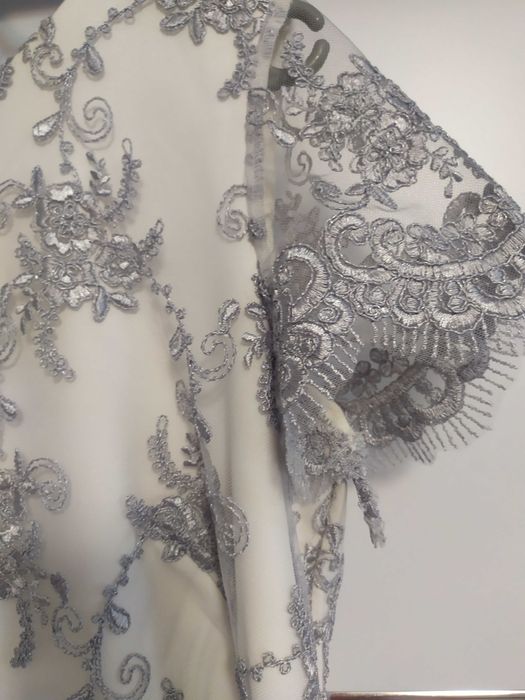 Sukienka damska z koronki.