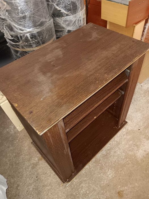 Móvel de TV de Madeira Antigo – Potencial para Restauração