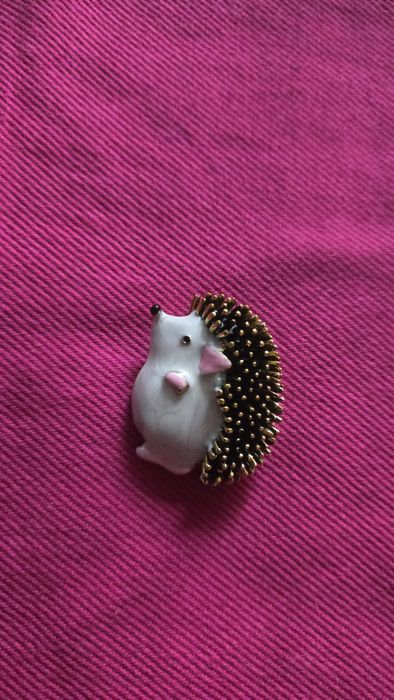 Broszka jeżyk brązowy.