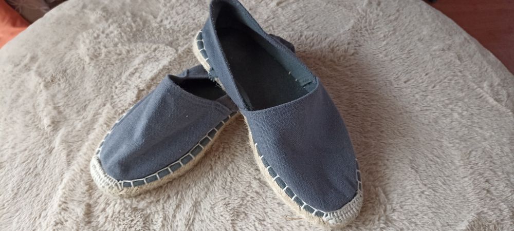Alpercatas cinza muito leves e confortáveis