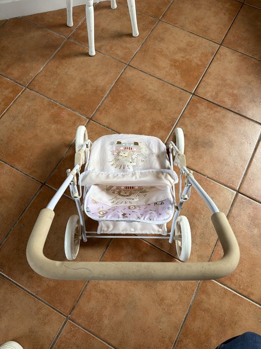 Carrinho de bebe em otimo estado, precisa ser limpo