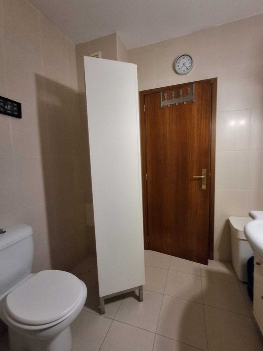 Móvel vertical branco de WC