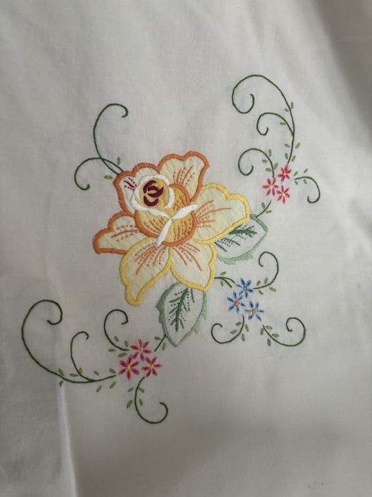 Toalha de mesa com bordado manual com 12 guardanapos