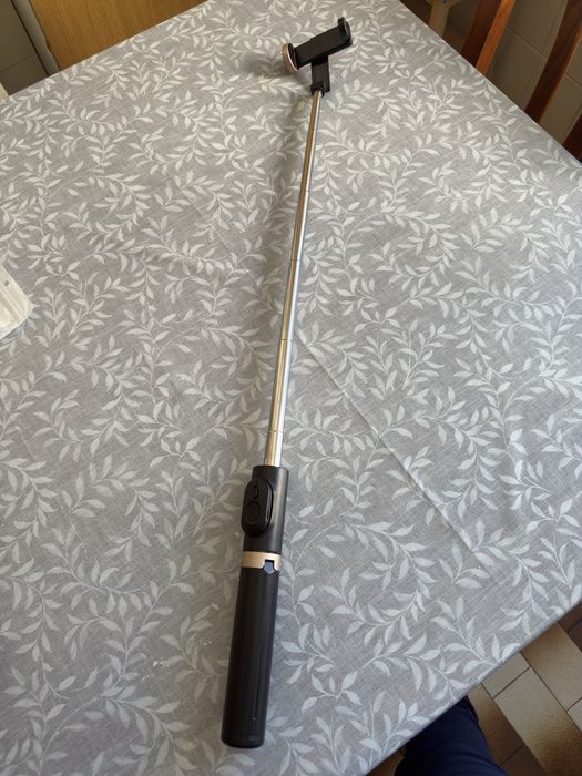 Selfie stick com tripe e comando