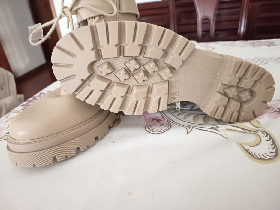 Botas de mulher em pele