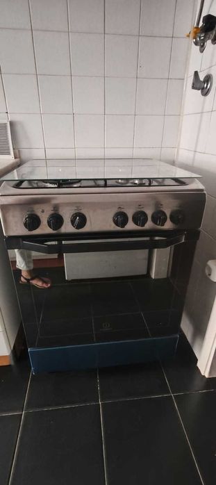 Forno eletrico e placa a gás Indesit