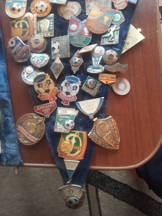 продам колекцию значков.динамо киев