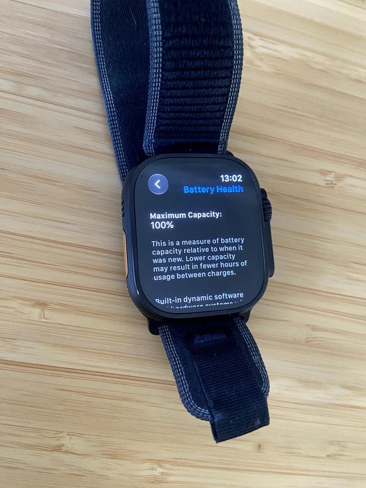 Apple Watch Ultra 3 GPS + Cellular, Caixa em titânio preto de 49 mm com Loop Trail preto/carvão ‑ S/M