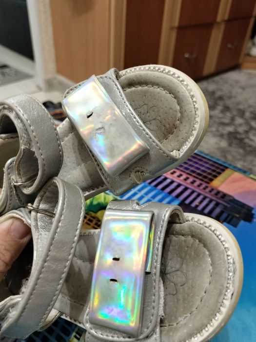 Блискучі сандалики