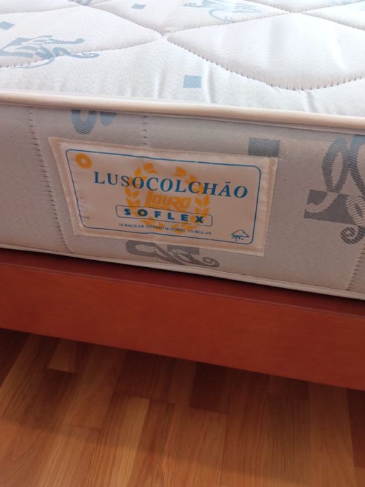 Cama corpo e meio, colchão e mesa de cabeceira