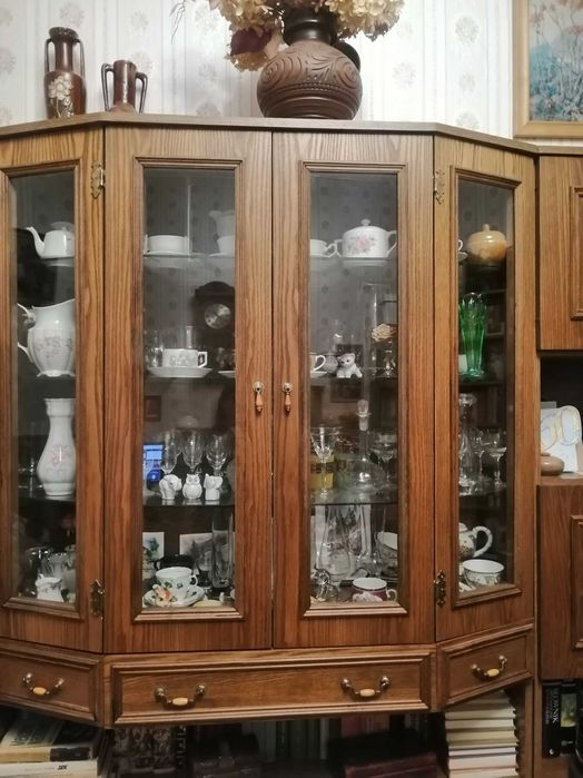 Stylowa drewniana witryna