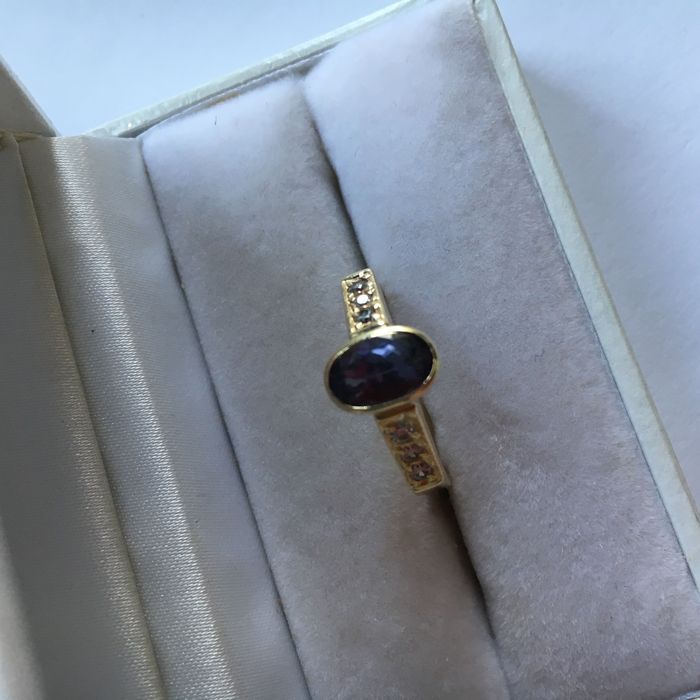 Złoty pierścionek z tanzanitem