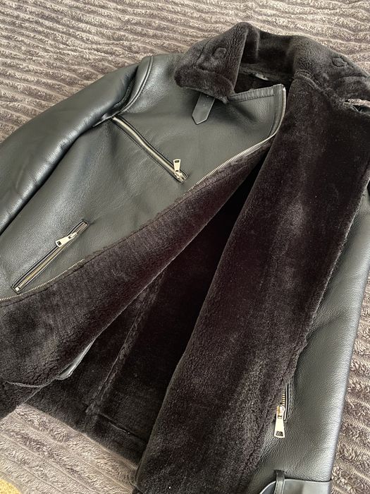 Дубленка жіноча чорного кольору