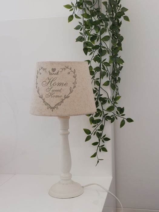 Candeeiro mesinha de cabeceira.