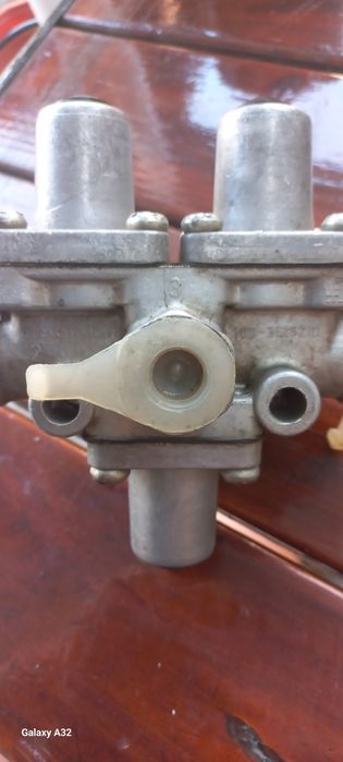 Клапан захисний потрійний на гальмівну систему 100-3515210