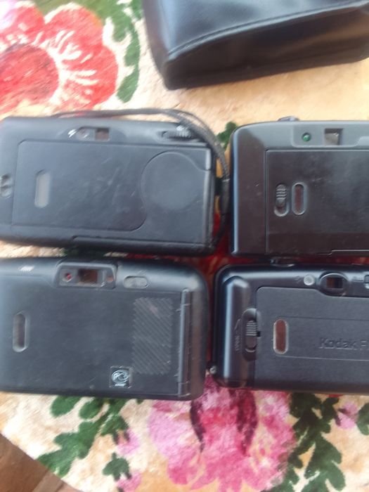 4 плівкових фотоапарата для колекції.