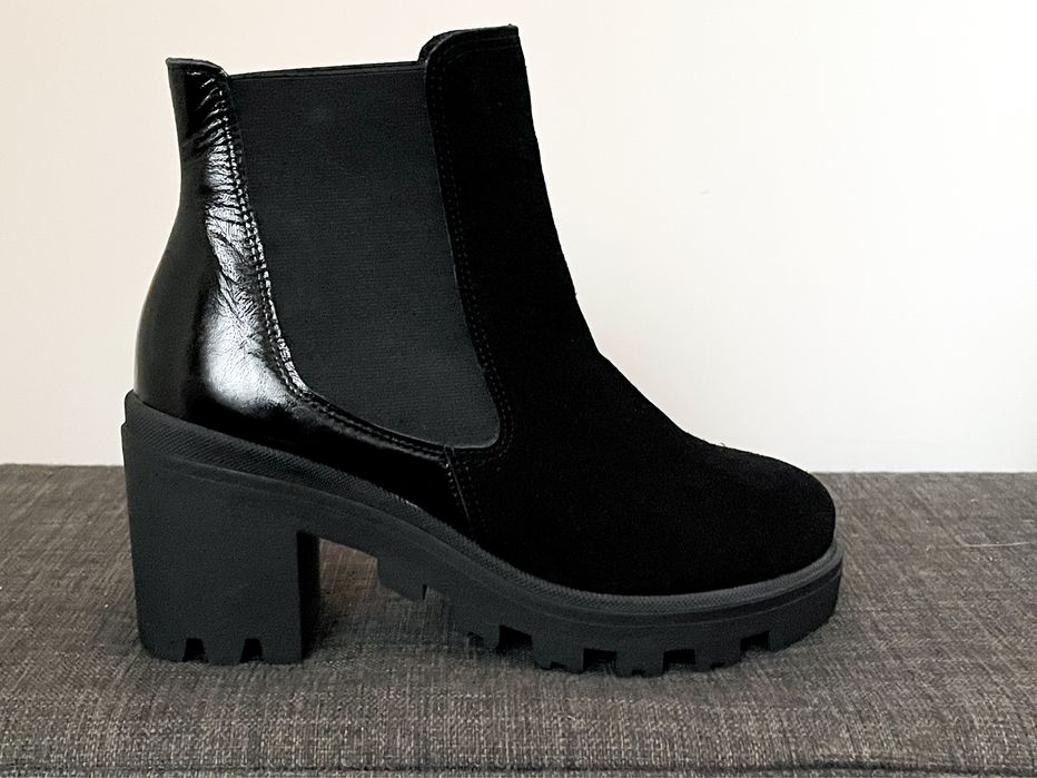 Czarne zamszowe botki na koturnie i obcasie Zbych