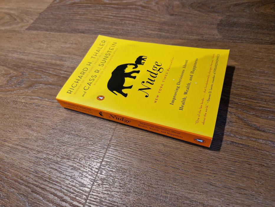 Nudge by Richard H. Thaler & Cass R. Sunstein (English)