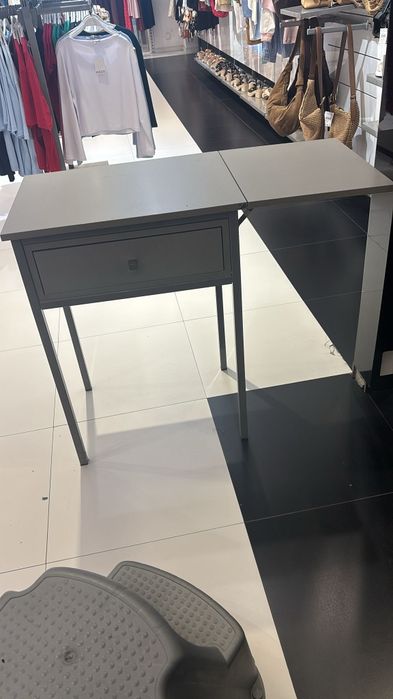 Mesa com gaveta.