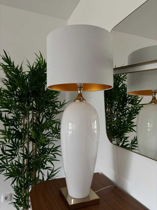 Candeeiro branco com pé dourado