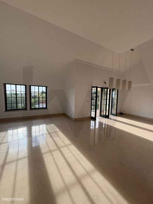 ARRENDA T3+1 Condomínio Privado | piscina, garagem e jardim centro Alc