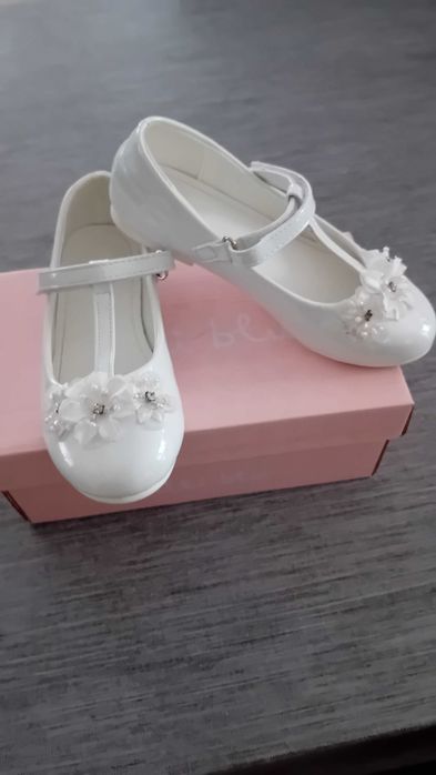 Białe lakierki na rzepy