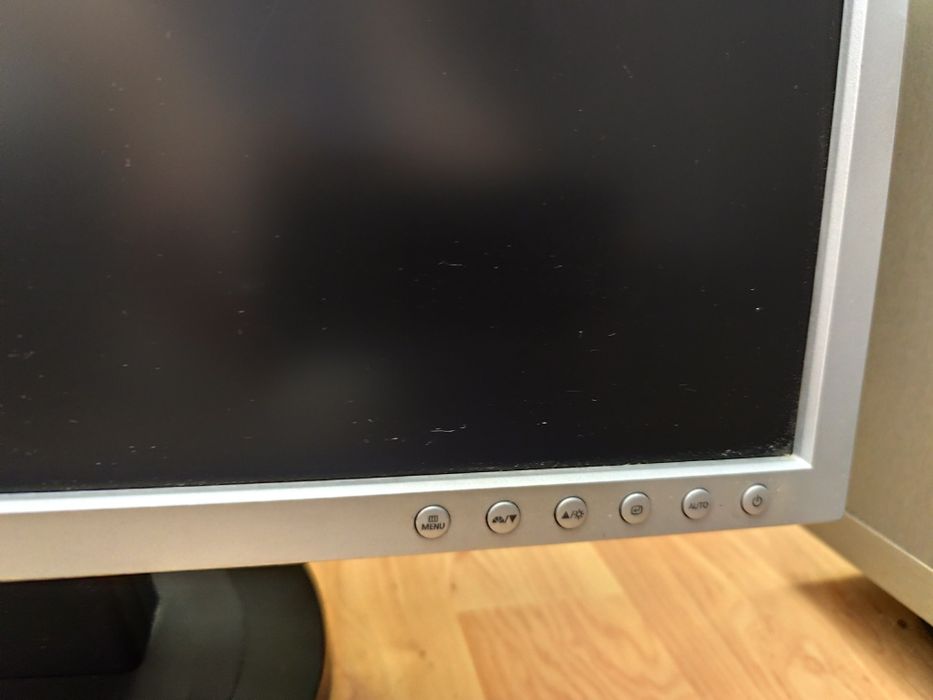 Монитор широкоформатный Samsung SyncMaster 920NW в рабочем состоянии