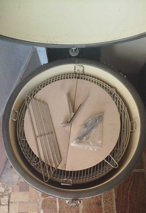 Grelhador Kamado Joe com acessórios