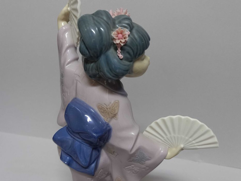 Figurka Lladro, geischa z wachlarzami Madame Butterfly, proj. S. Debon