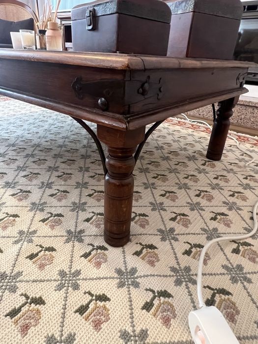 Mesa de centro em madeira maciça - Charme e requinte