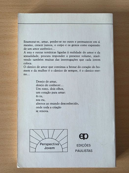 Livro juvenil "Amar é..." de Paola Tanasio