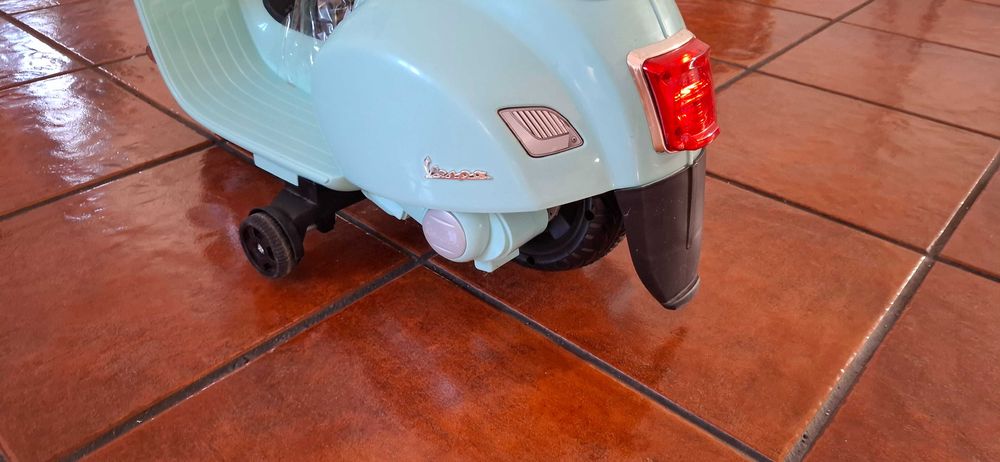 Mota Vespa infantil elétrica – excelente estado
