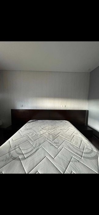 Cama, mesas de cabeceira, cómoda e estante