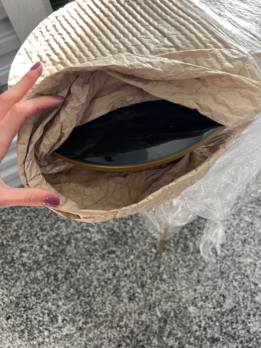 Consola em mármore preto e acabamentos dourados