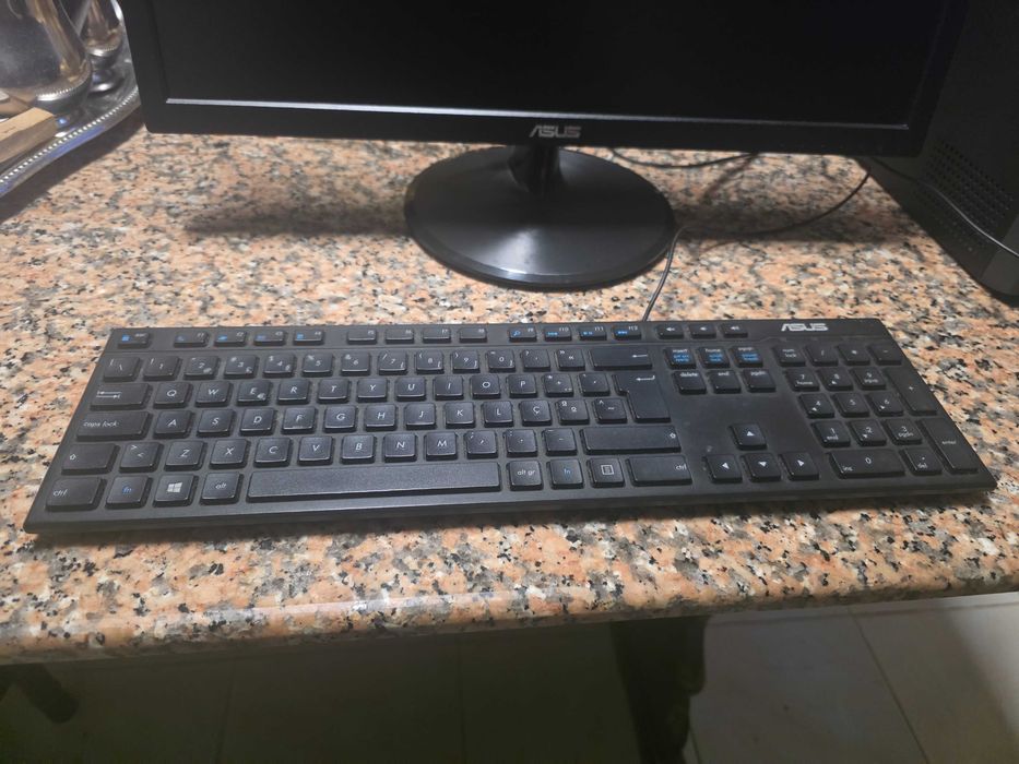Computador fixo e Monitor Asus a funcionar