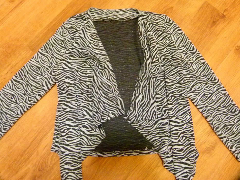 sweter kardigan krótszy czarny wzorek zebra biała rozm 38 M
