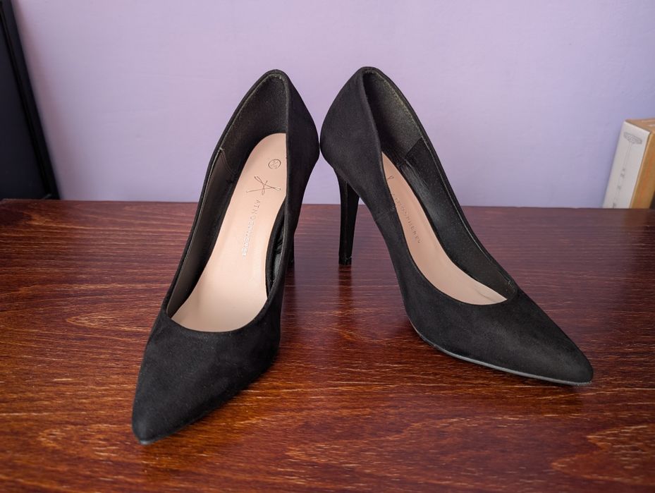 Czarne zamszowe szpilki roz. 38