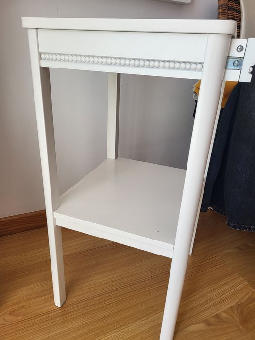 Mesa de cabeceira branca