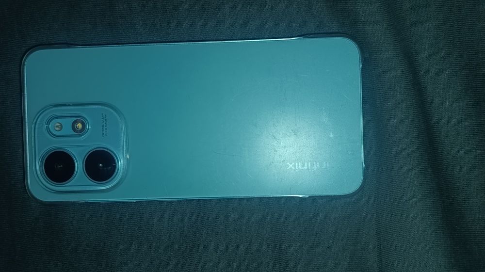 Infinix Smart 9 в мятно-зеленом цвете.