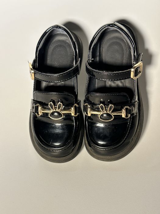 Дитяче взуття. Для дівчаток і хлопців