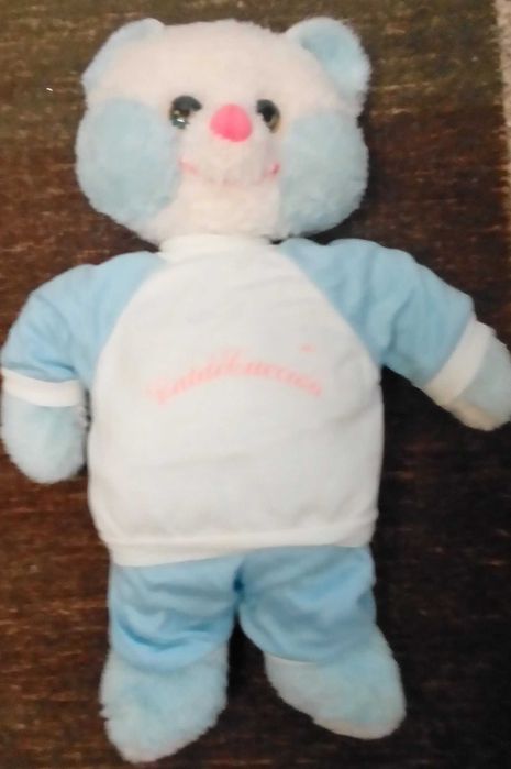 Peluche para brincar e guardar o pijama azul e branco.