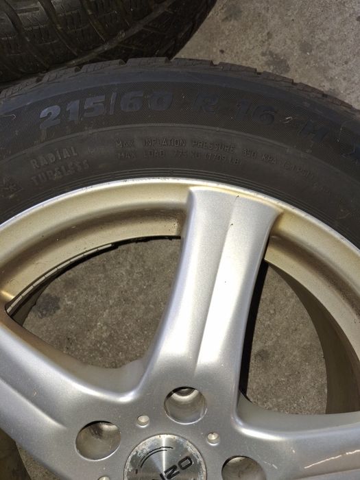Opony zimowe z felgami 215/60 R16 komplet
