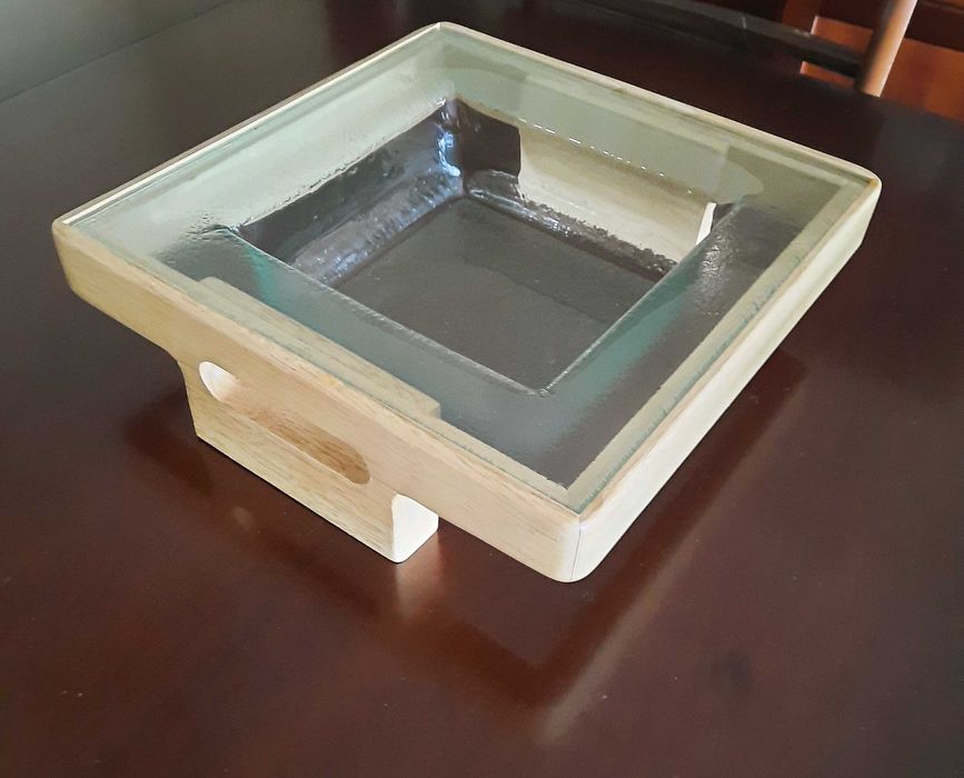 Saladeira em vidro, com suporte em bambú