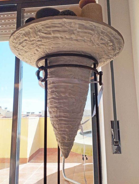 Suporte vertical para velas com ânfora invertida